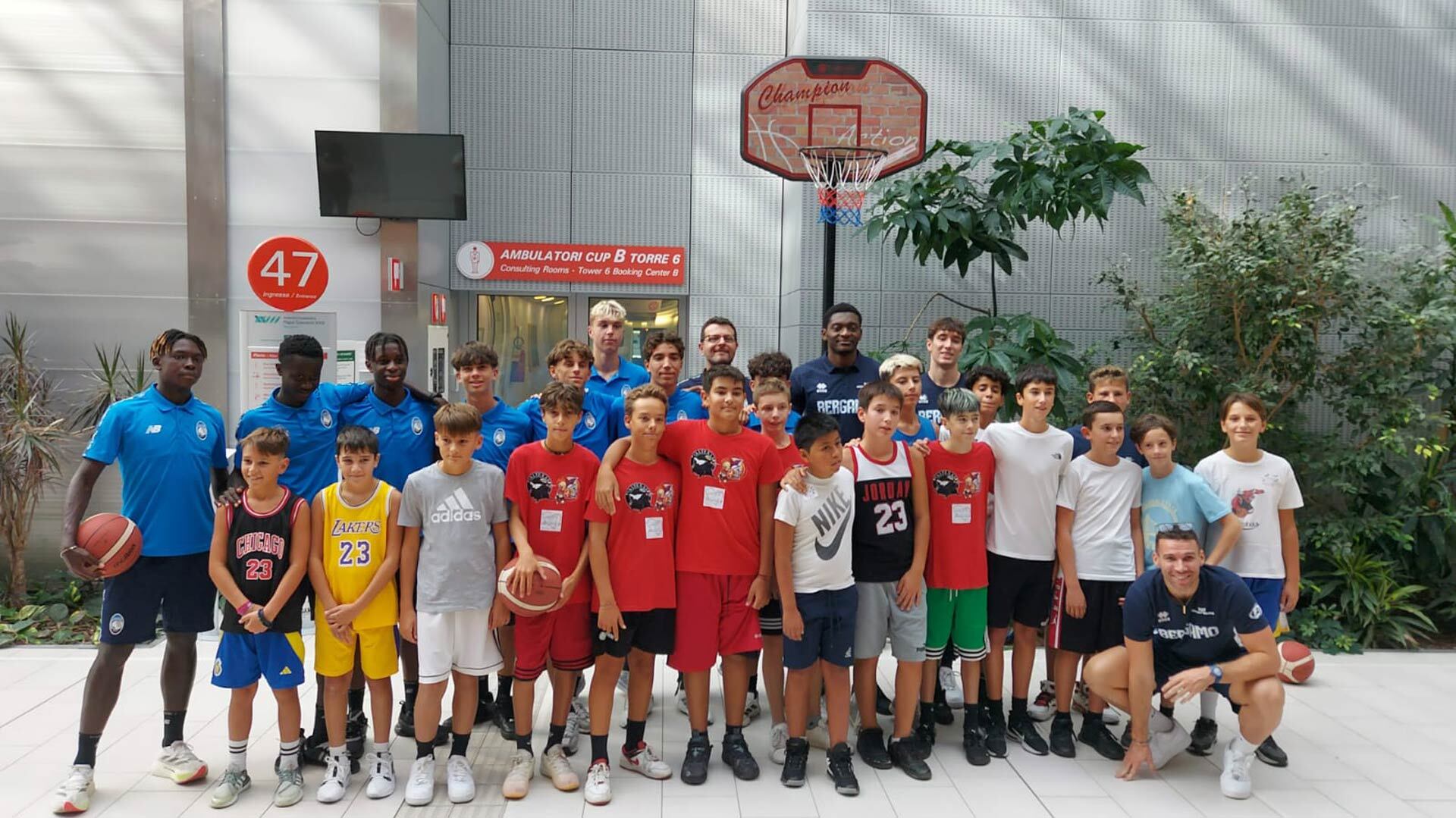 giocatori in visita all'ospedale papa giovanni XXIII